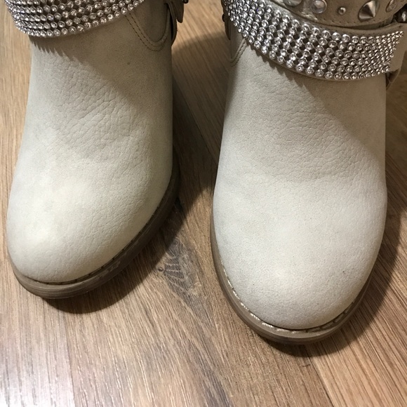 Stunning Booties - Picture 3 of 7